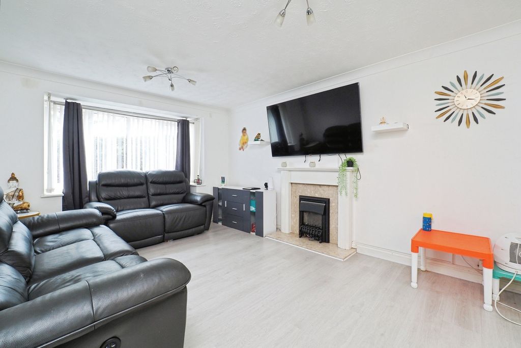 Property photo 3 of 19 Lounge