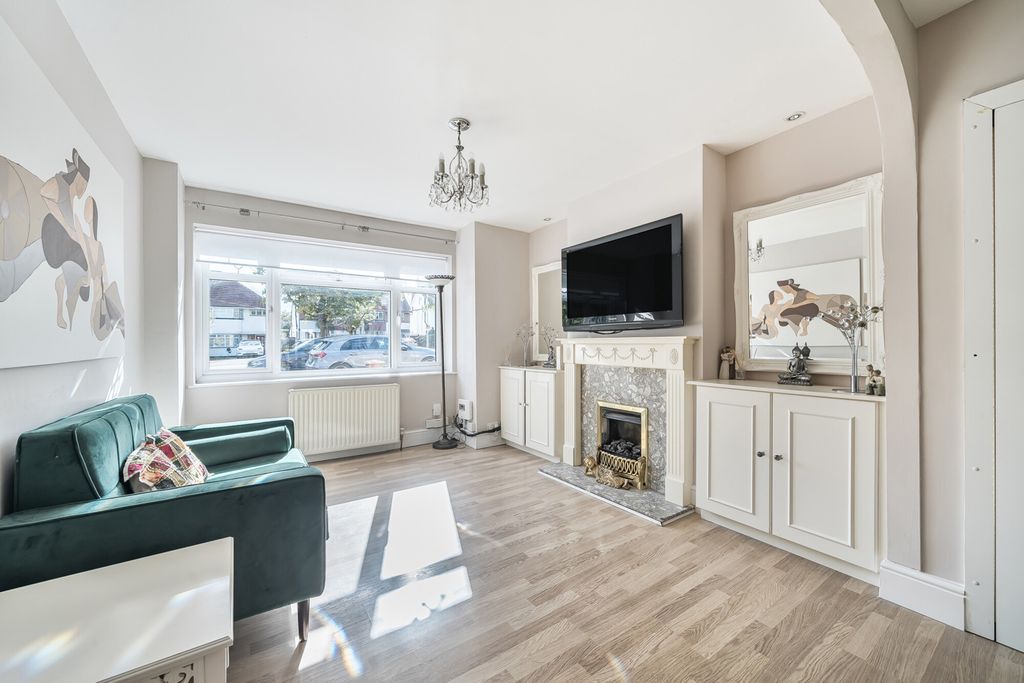 Property photo 3 of 18 1335919-18-689E1c...