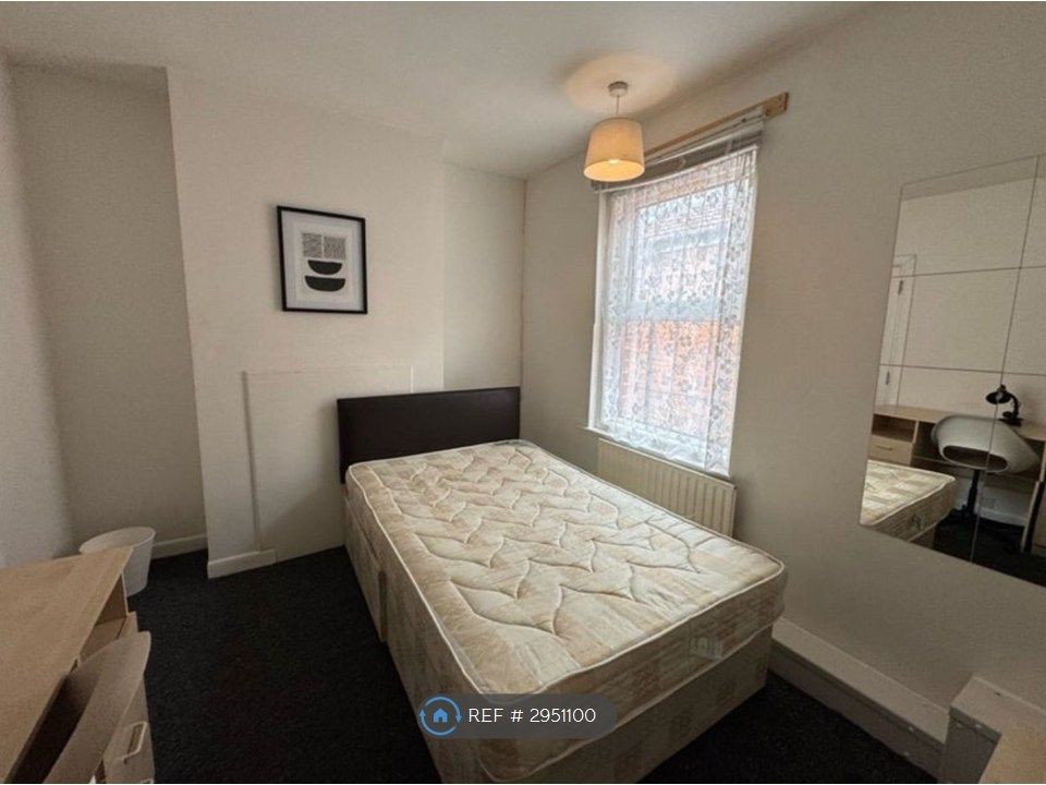 Property photo 1 of 8 Room 3 - Available 1st Aug