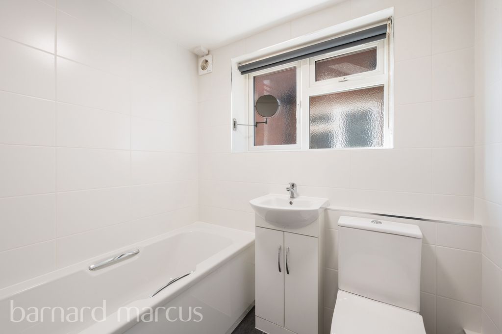 Property photo 1 of 8 Bathroom
