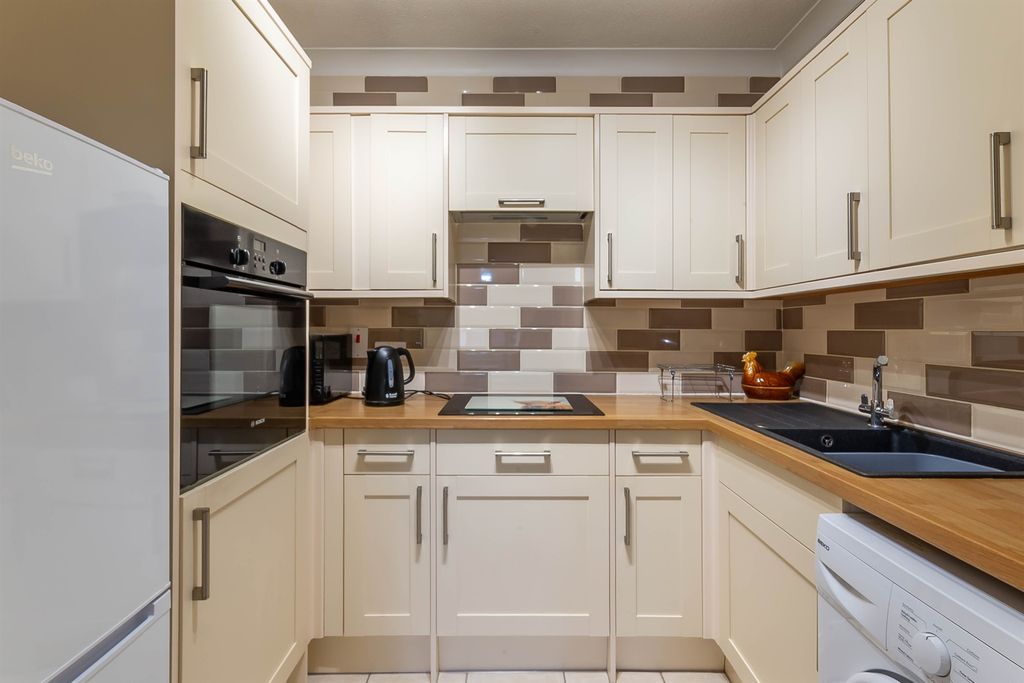 Property photo 2 of 10 Kitchen