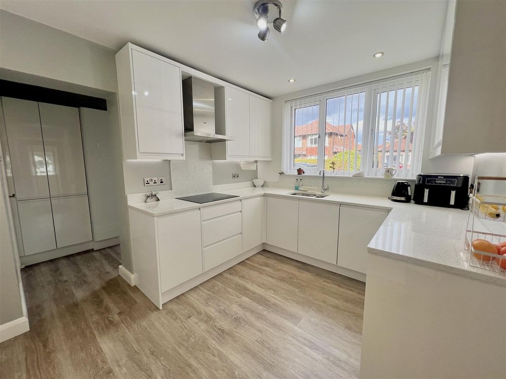 Property photo 3 of 33 Kitchen