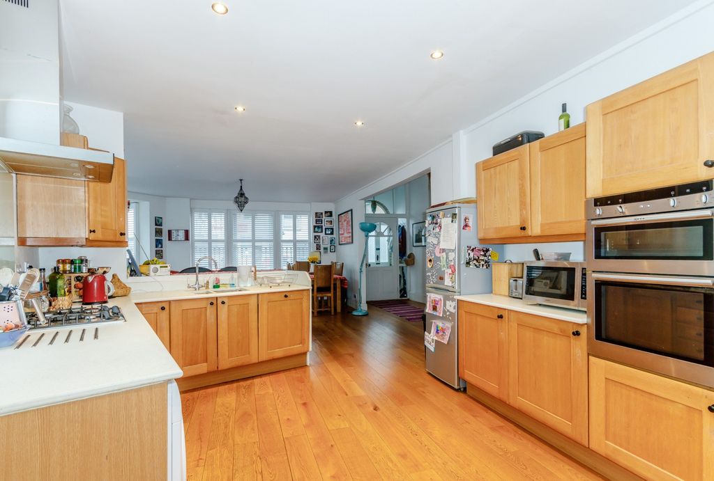 Property photo 3 of 19 Kitchen