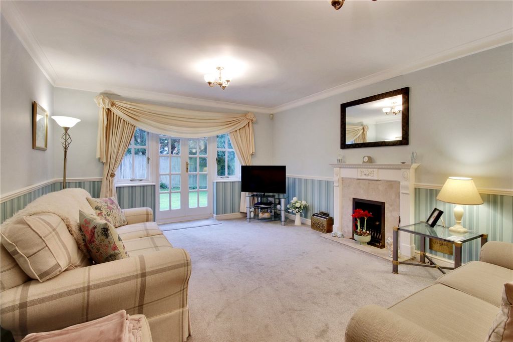 Property photo 3 of 11 Sitting Room