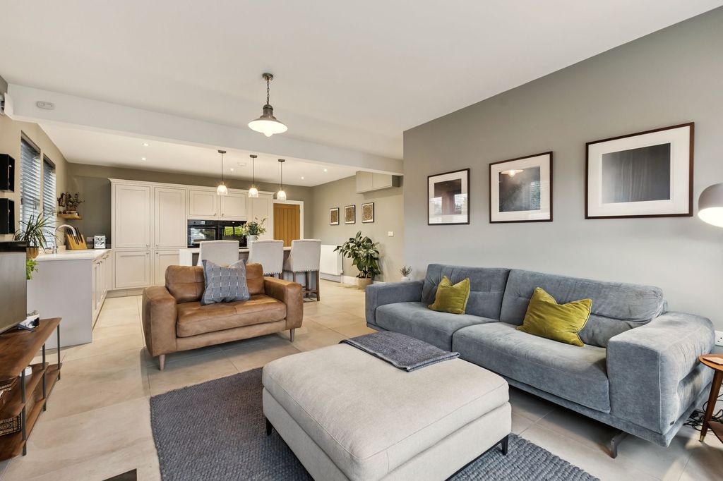 Property photo 2 of 27