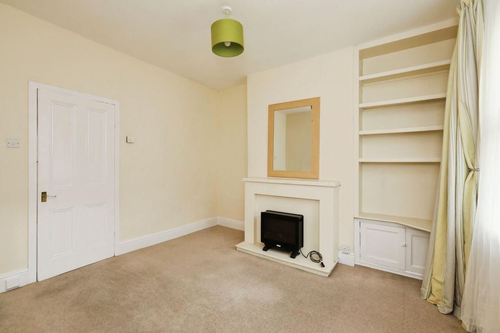 Property photo 3 of 14 Lounge