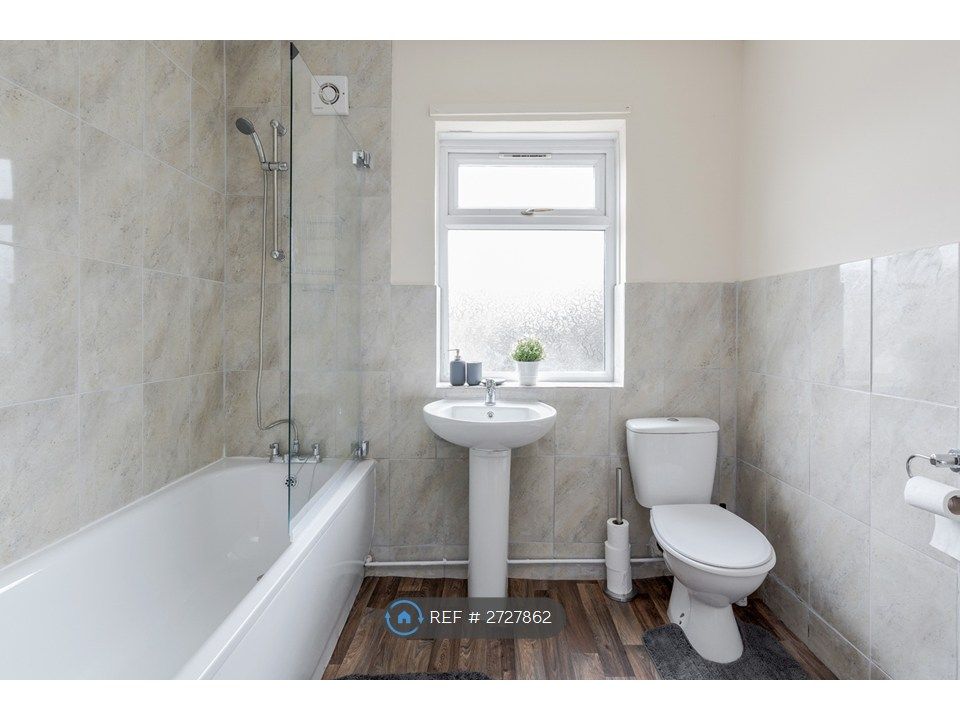 Property photo 1 of 12 Bathroom 1