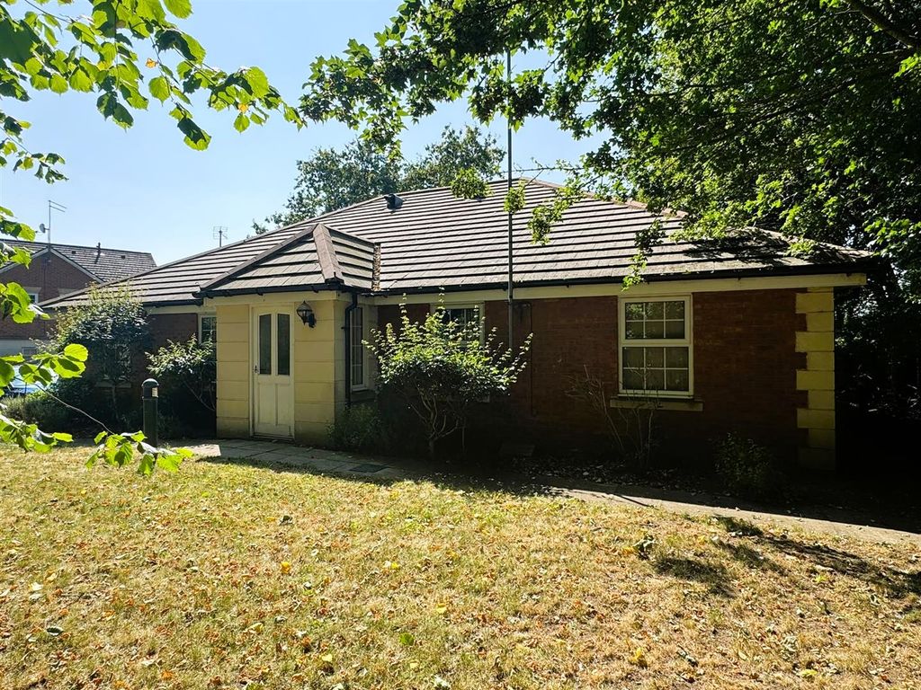 Property photo 1 of 6 Robin Close - Main Photo