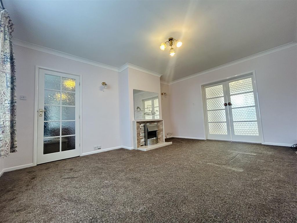 Property photo 3 of 16 Lounge