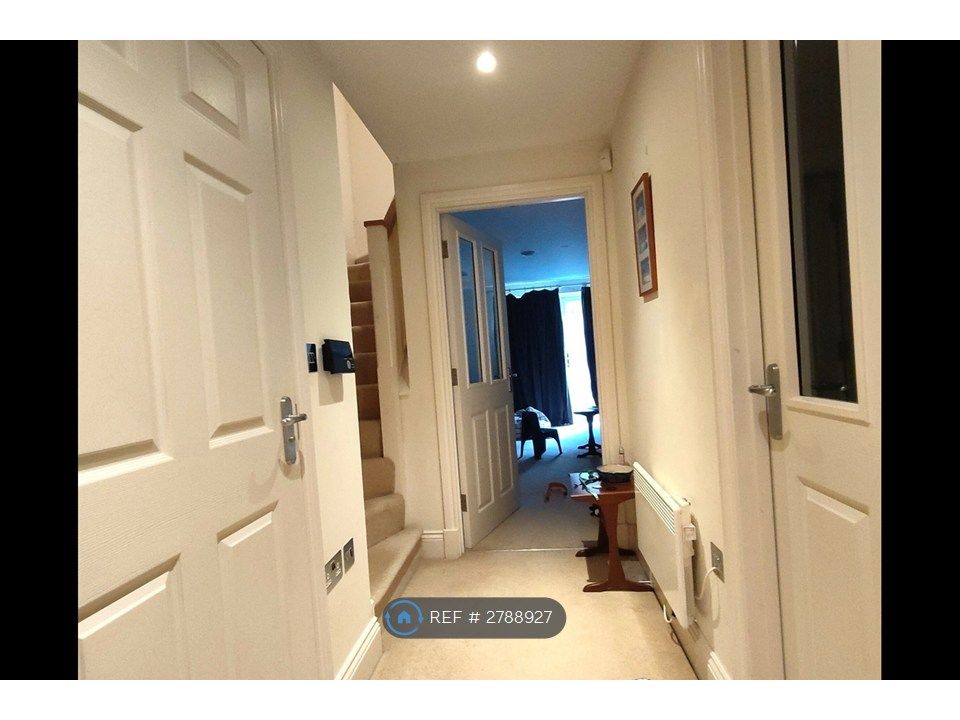 Property photo 2 of 10 Entrance Hall