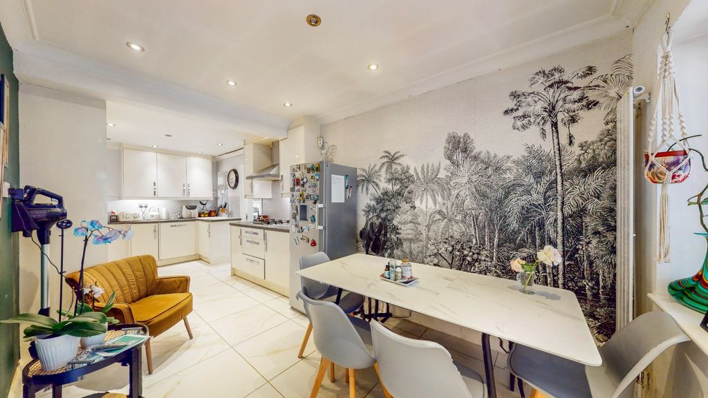 Property photo 2 of 20 5214772