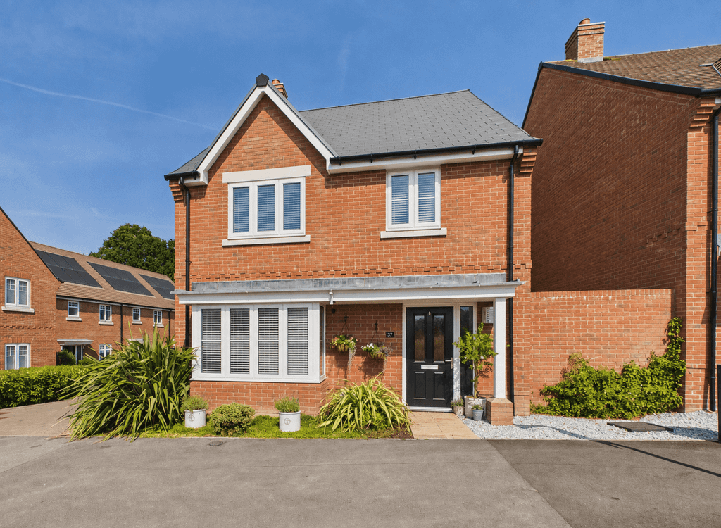 Property photo 1 of 19 A Four-Bed Detached Family Home For Sale In Wallace Avenue, Botley