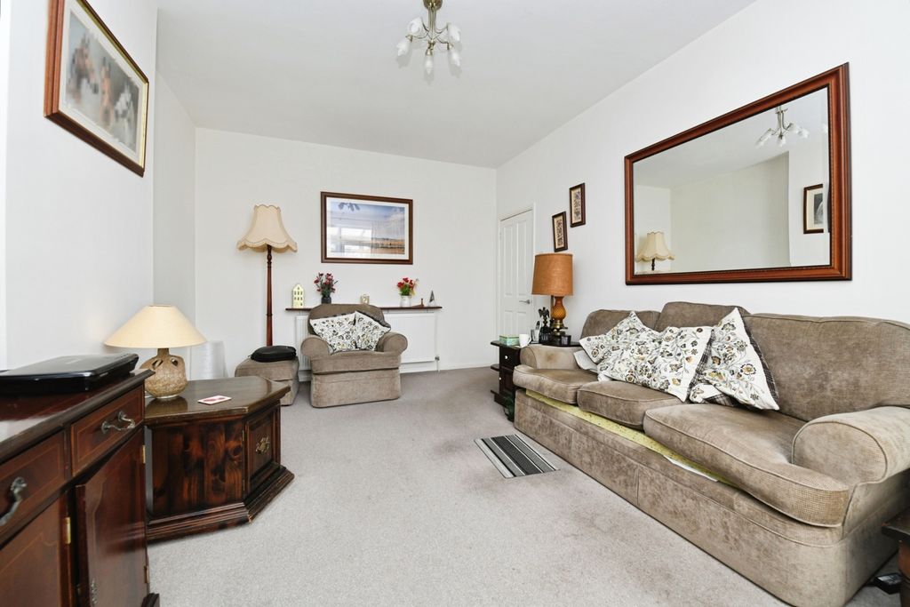 Property photo 3 of 20 Lounge