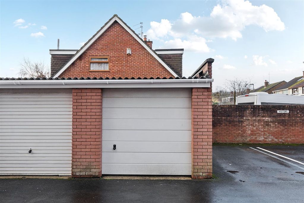 Property photo 3 of 16 Garage