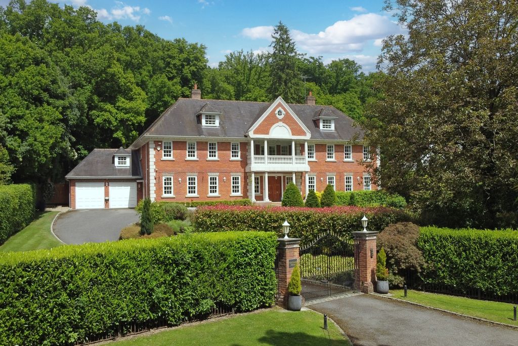 Property photo 1 of 33 Chiltern Hse_Exte...