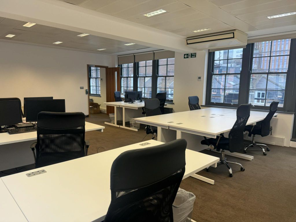 Property photo 2 of 19 Moorgate House Open Plan Desks Reverse Angle.Png