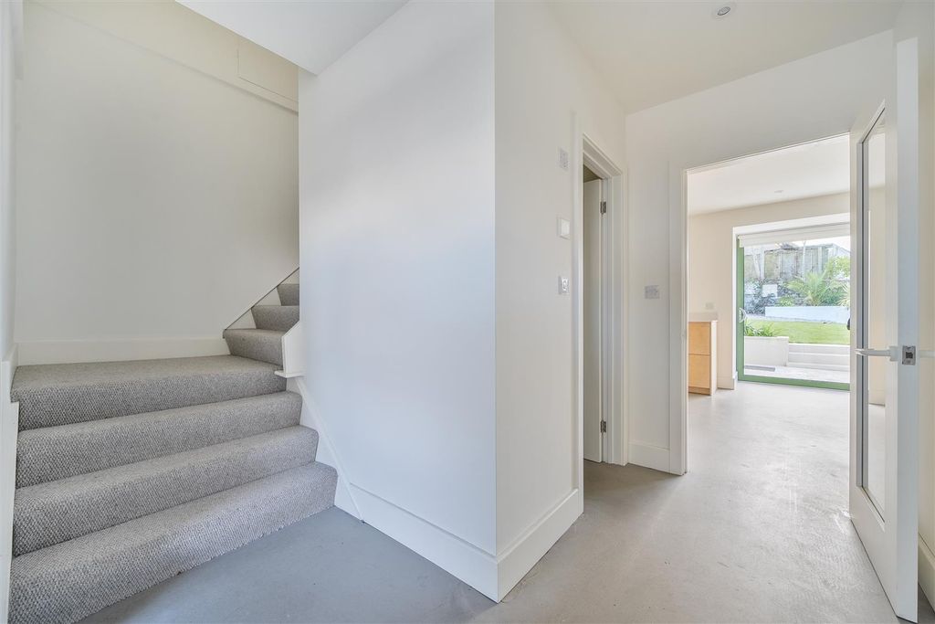 Property photo 3 of 27