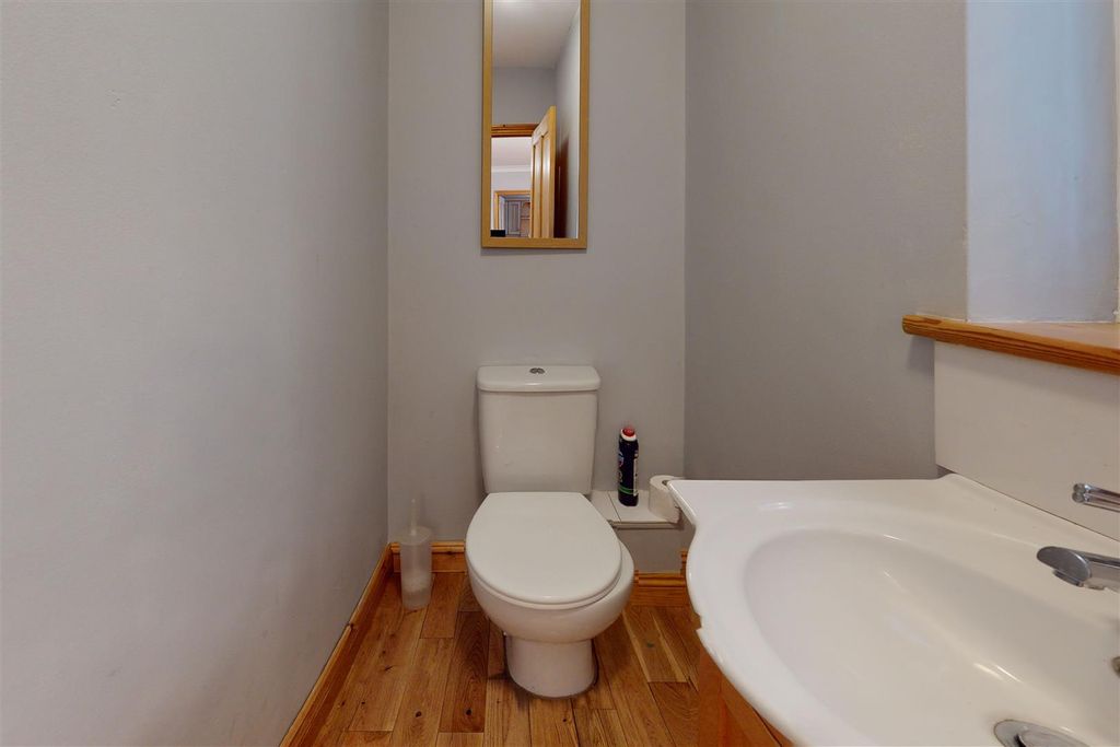 Property photo 3 of 20 Toilet