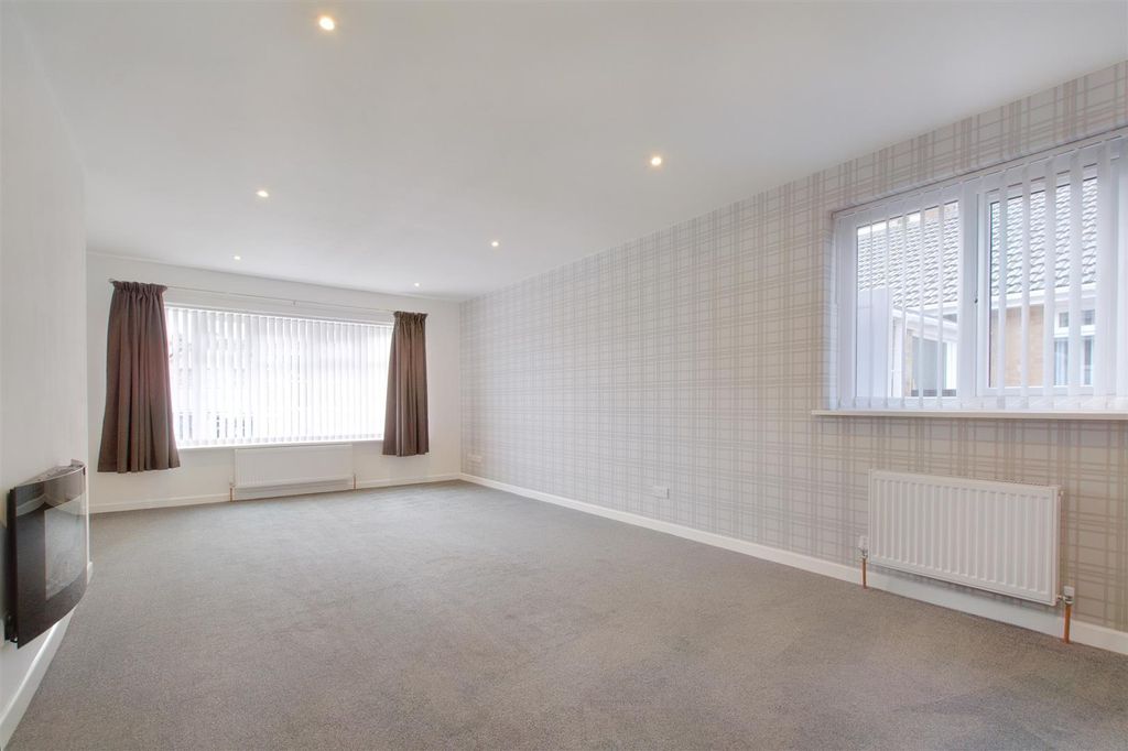 Property photo 2 of 14 25 Friesland Drive - Lng1.Jpg