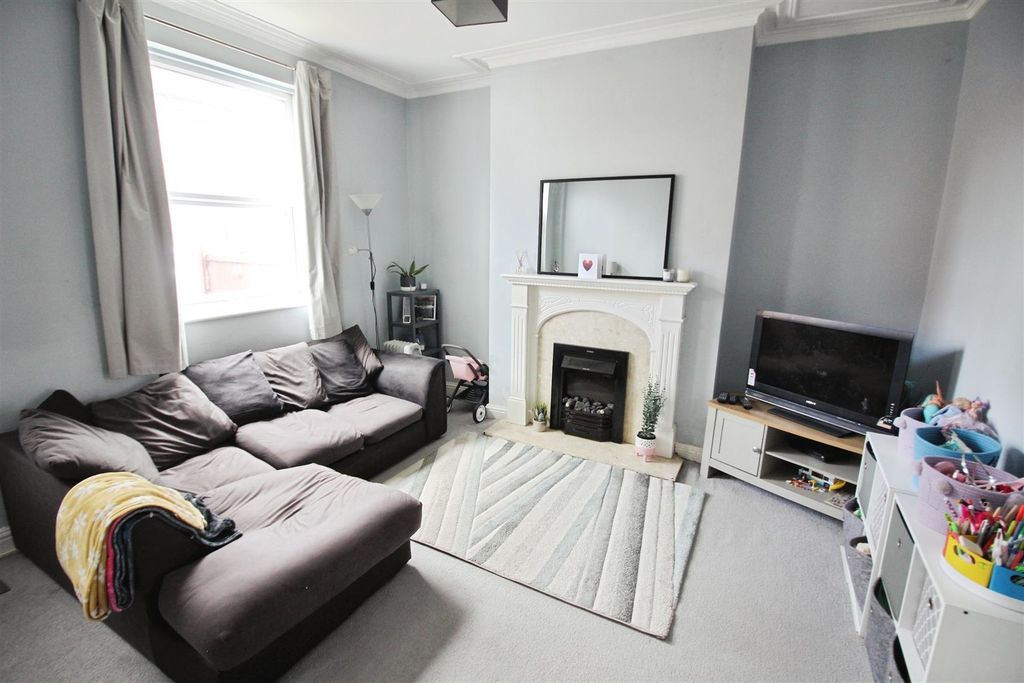 Property photo 3 of 16 Lounge
