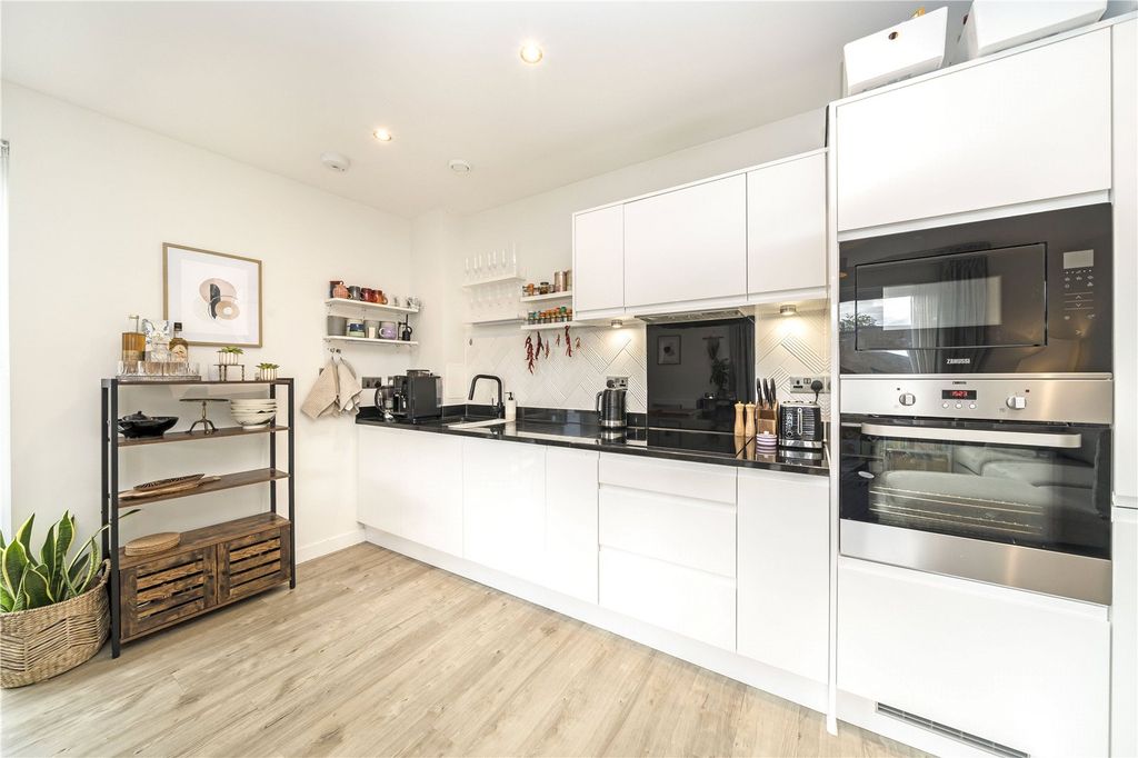 Property photo 3 of 8 Picture No. 11