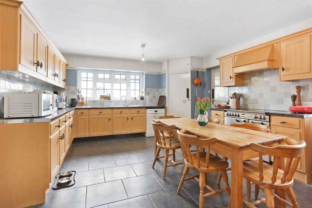 Property photo 3 of 19 989224498 21.Jpg