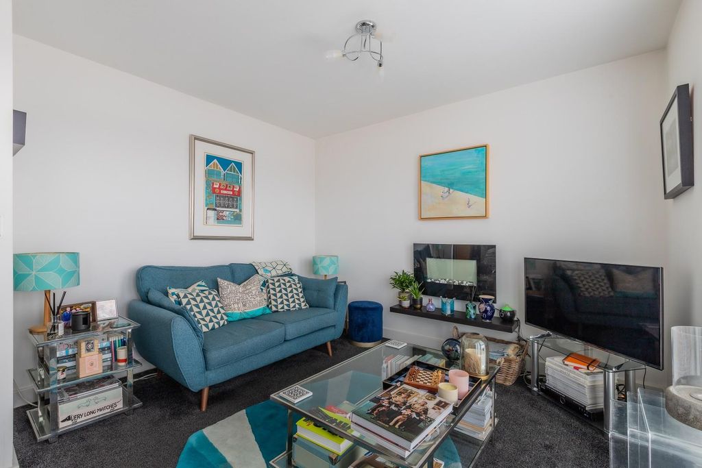 Property photo 3 of 25 Lounge