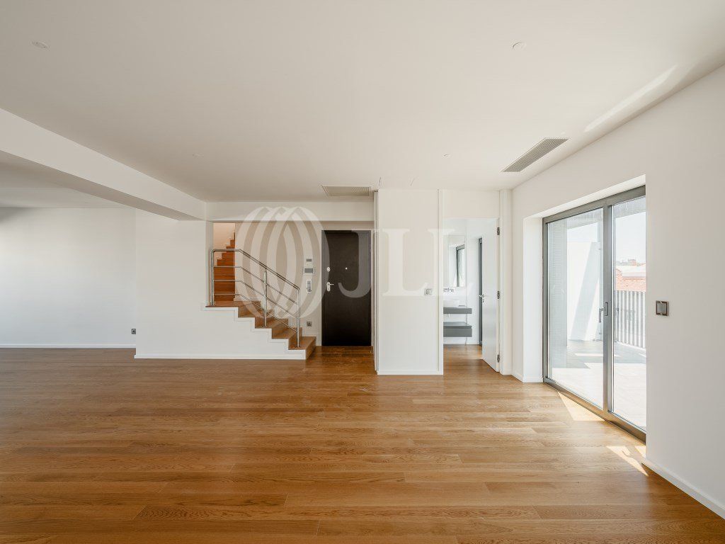 Property photo 2 of 31