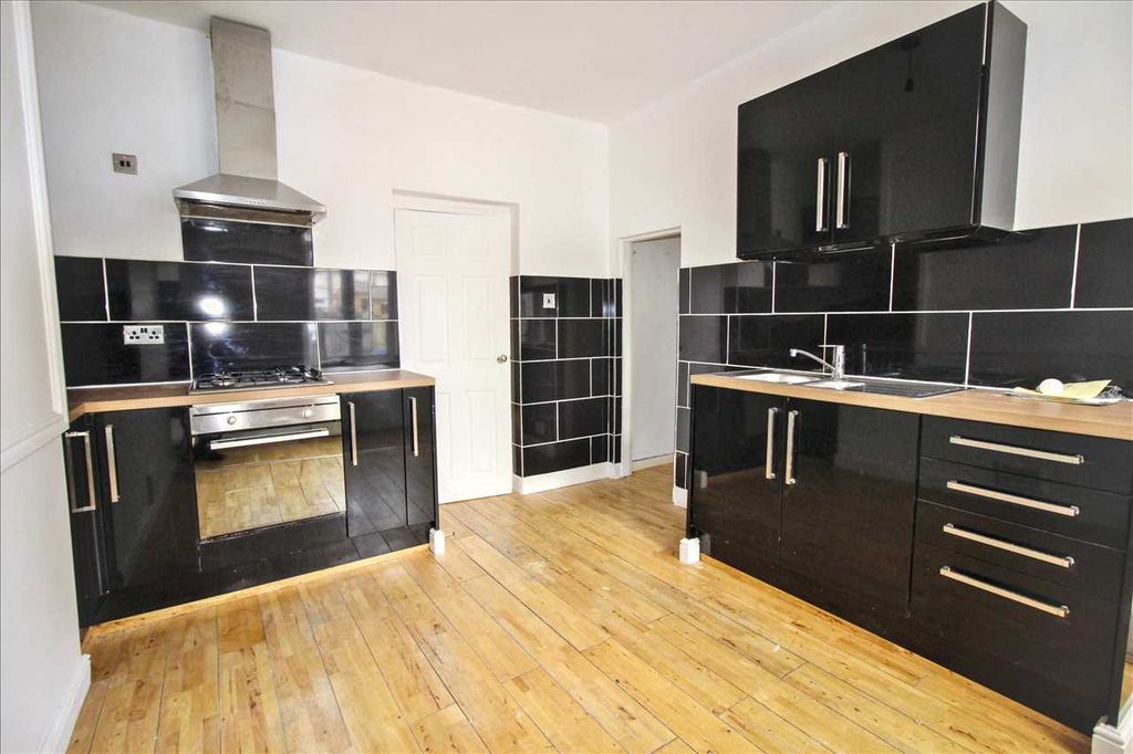 Property photo 3 of 11 Kitchen