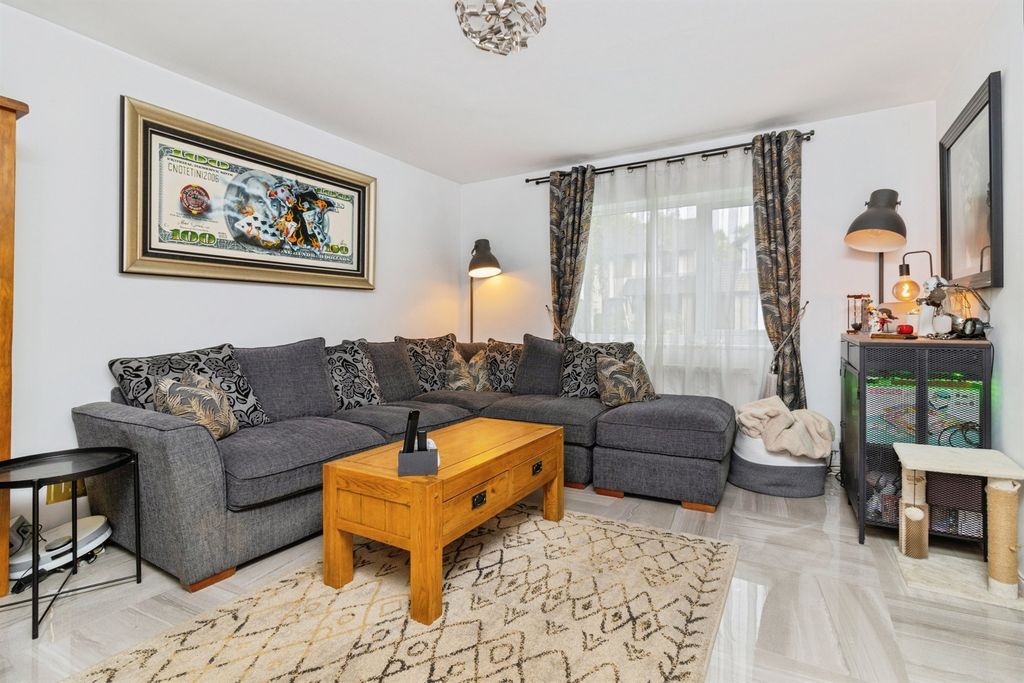 Property photo 2 of 20