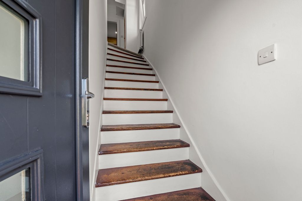 Property photo 3 of 22 Entrance Hall
