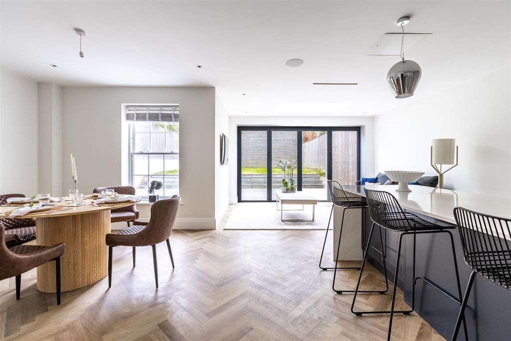 Property photo 2 of 28 Kitchen / Diner / Lounge