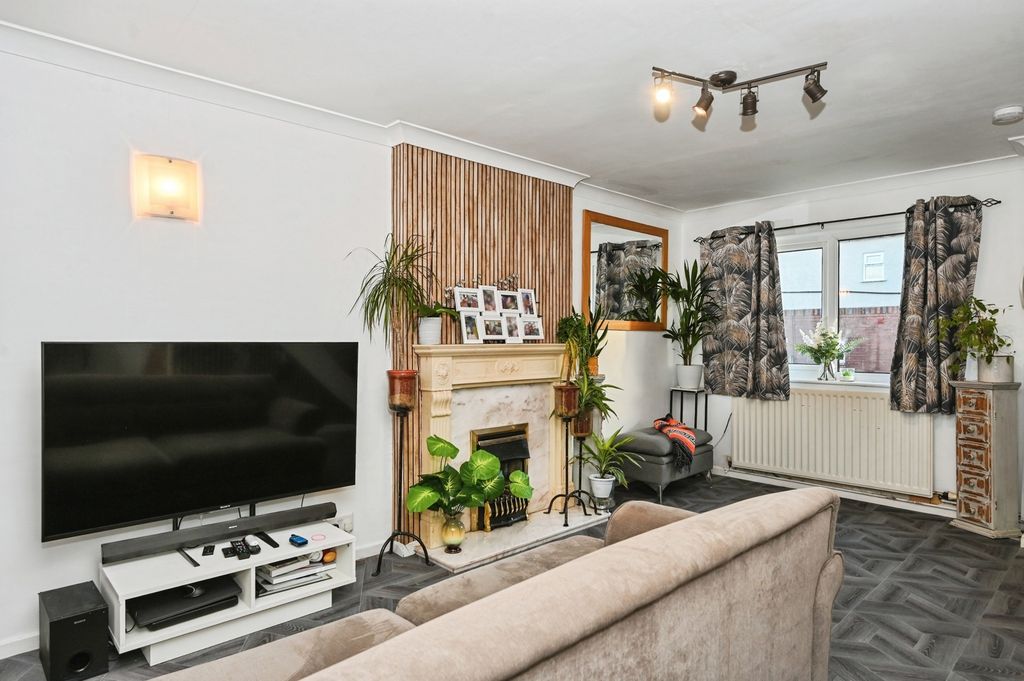 Property photo 3 of 20 Living Room