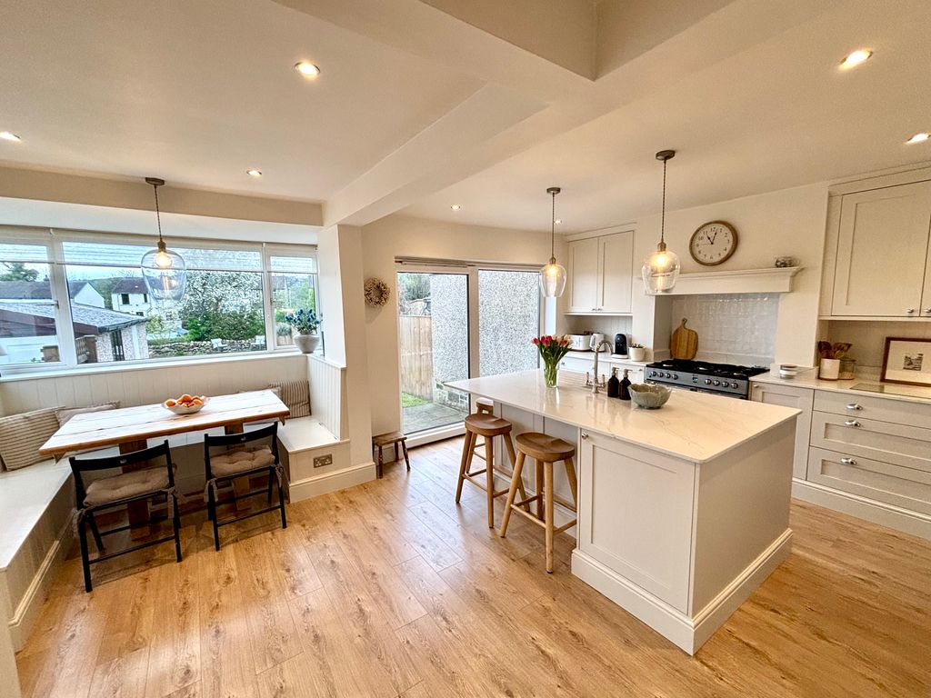 Property photo 3 of 17 Dining Kitchen