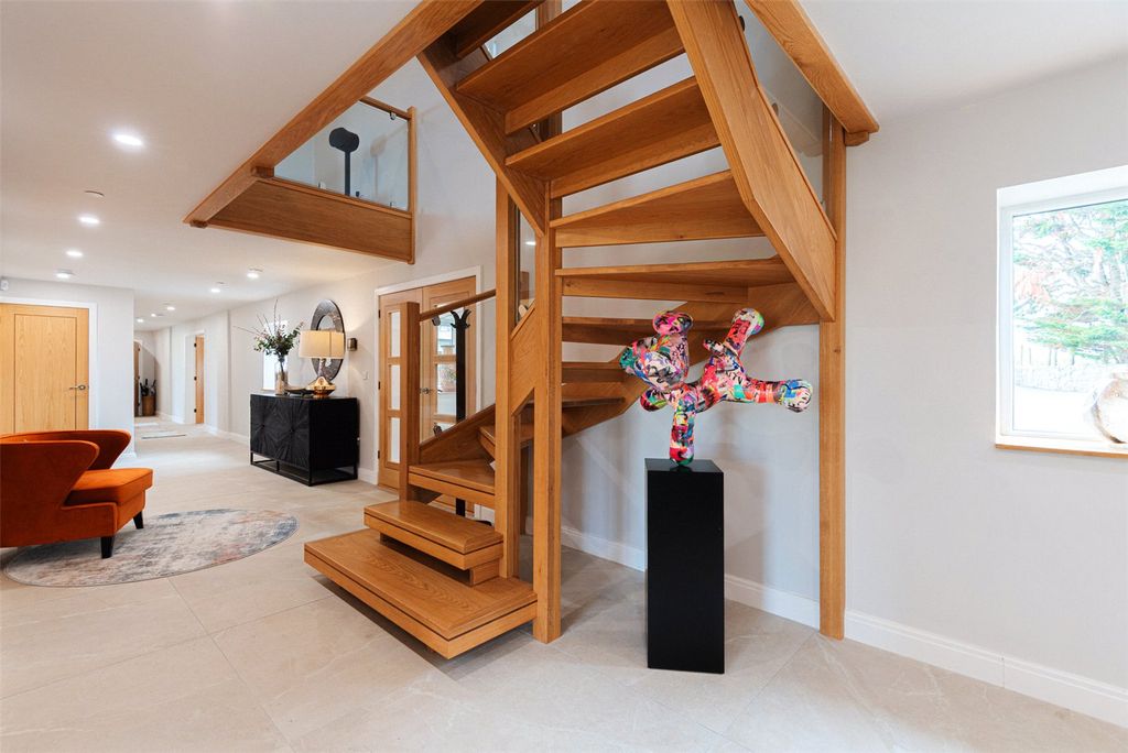 Property photo 3 of 34 Entrance Hall