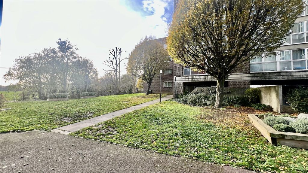 Property photo 3 of 6 Communal Garden