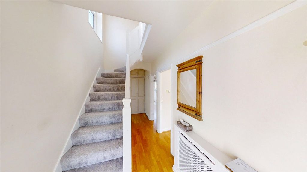 Property photo 2 of 9 Entrance Hall