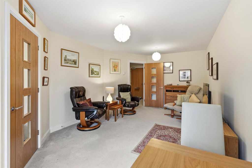 Property photo 3 of 24 Lounge