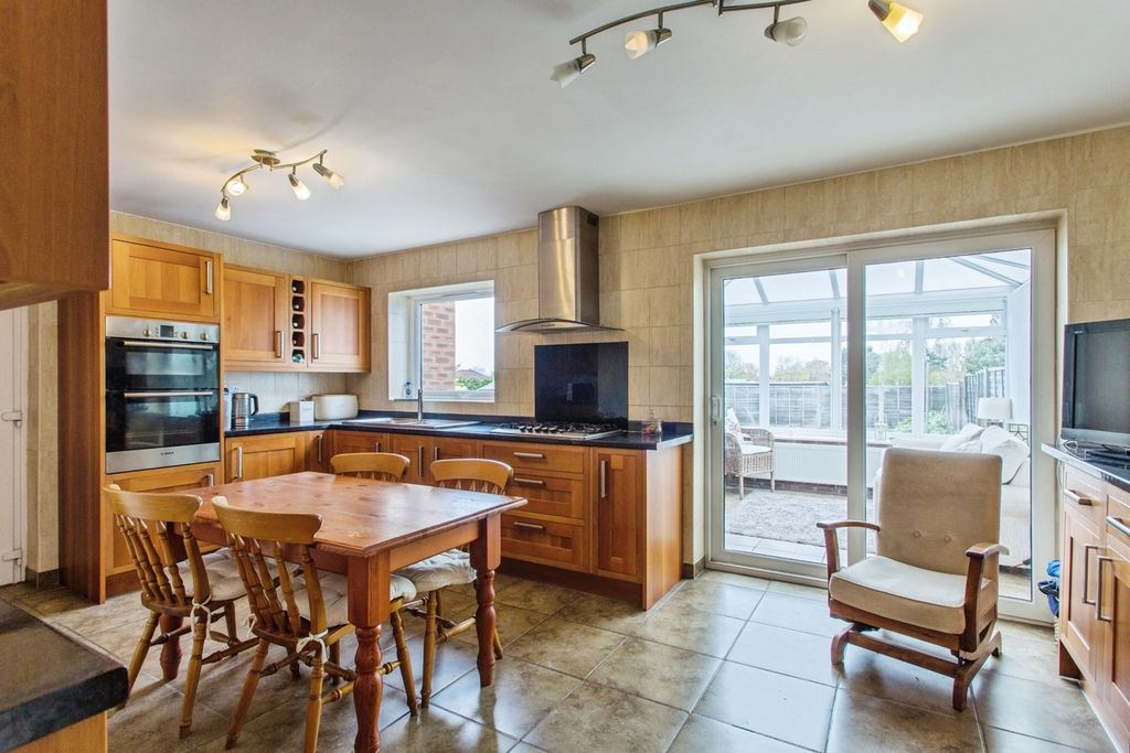 Property photo 3 of 17 Kitchen