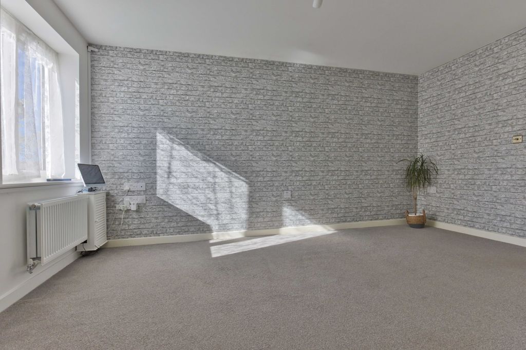 Property photo 3 of 24 Ewemove Taunton Richmond Street (10)