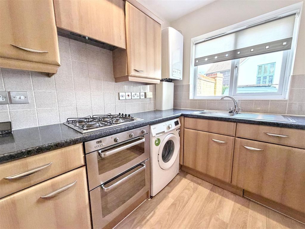 Property photo 3 of 10 Kitchen