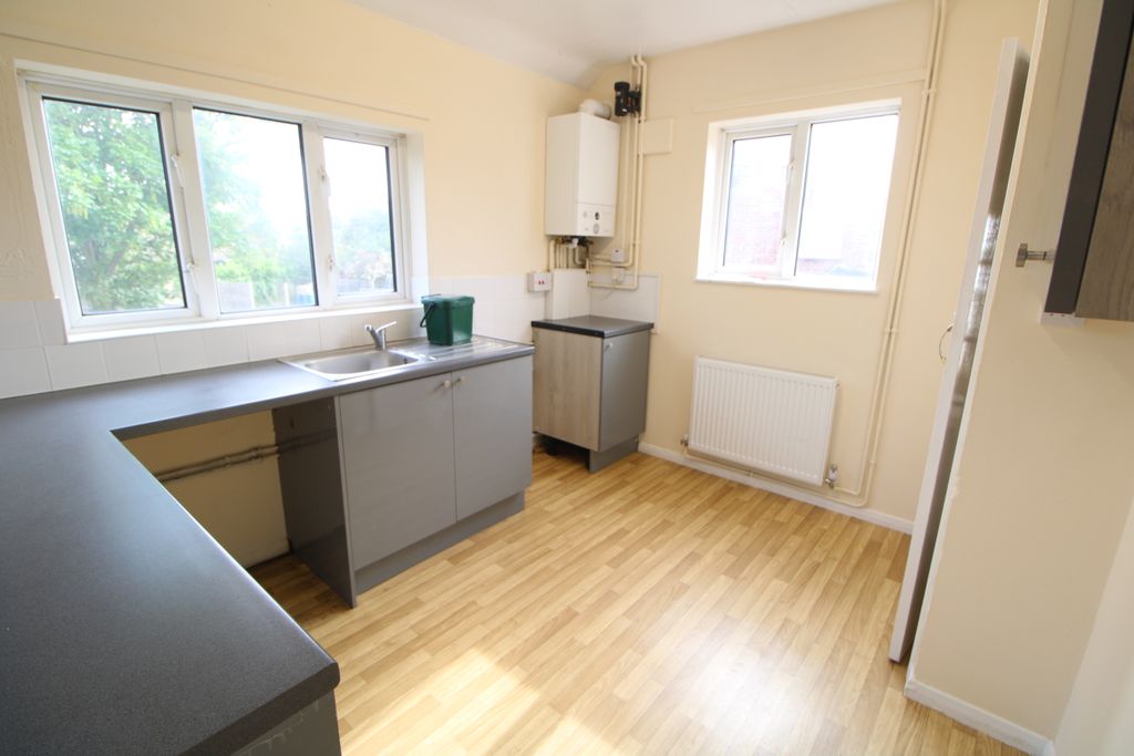 Property photo 3 of 11 Kitchen 1