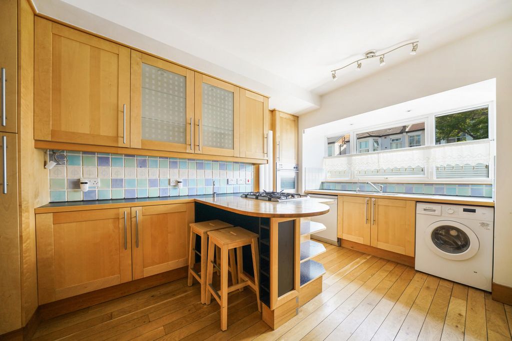 Property photo 3 of 10 Kitchen