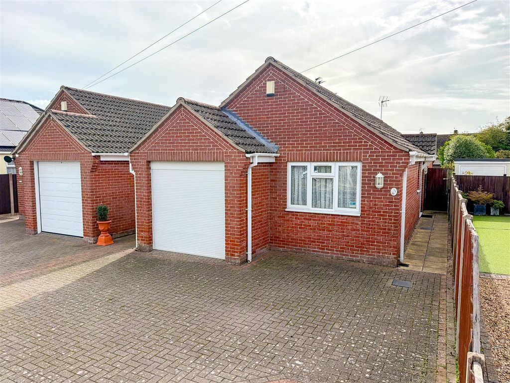 Property photo 1 of 17 Outside - Front