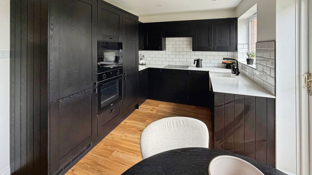 Property photo 3 of 11 Kitchen