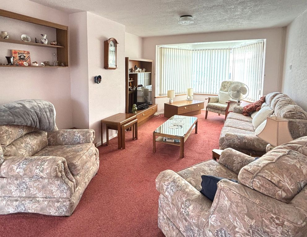Property photo 2 of 11 Lounge3