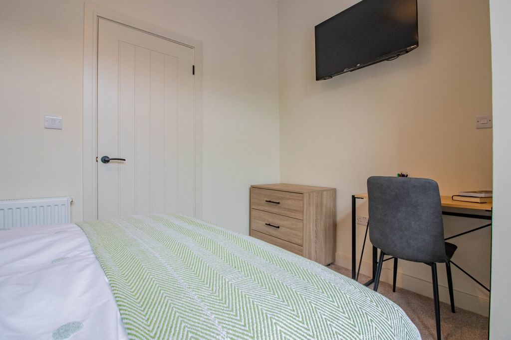 Property photo 2 of 13 E-2