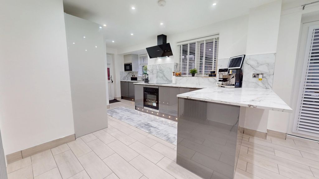 Property photo 2 of 28 4609553