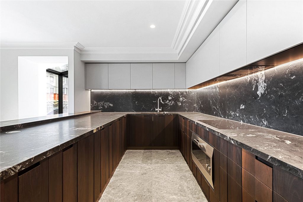 Property photo 2 of 33 Apt 6, William St