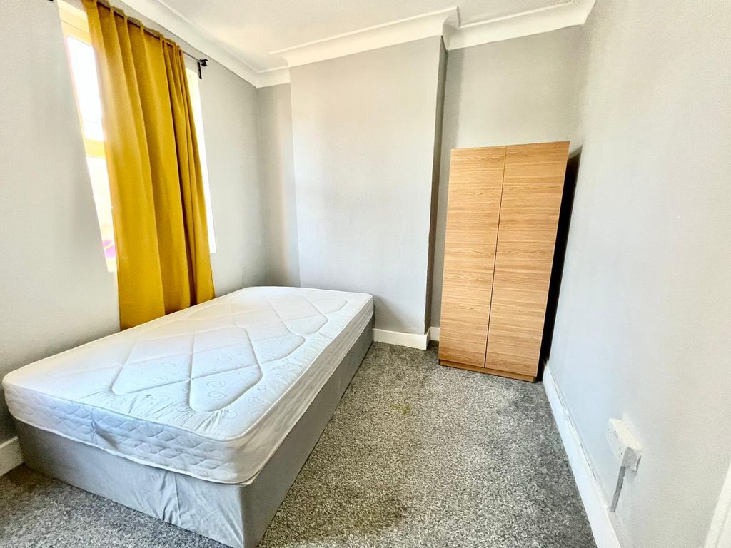 Property photo 3 of 11 Room 2- £650 Available From 01/10/2026